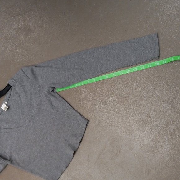 BOZZOLO GRAY, WAFFLEKNIT, V NECK, LONG SLEEVE, CROPPED TOP - Picture 7 of 7